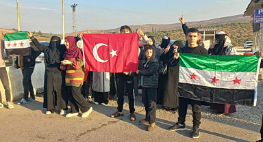 Esed rejimi yıkıldı, Suriyeliler sokaklara döküldü!