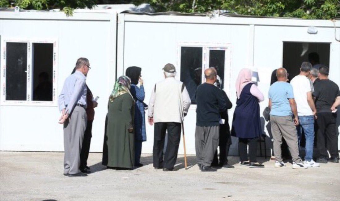 Deprem bölgesinde vatandaşlar sandık